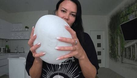 Evil LorY scratches and bursts the balloons with her sharp claws a