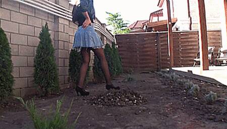 Lucy’s stuck in a pit (1920x1080 HD) MP4