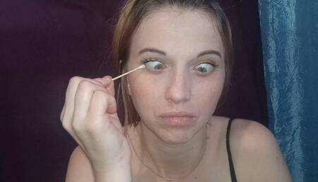 Wet cleaning of the eyes with an ear stick