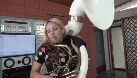Summer Tries Out the Sousaphone (MP4 - 720p)
