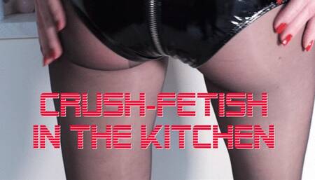 Crush-fetish in the kittchen - Crush-Fetisch in der Küche