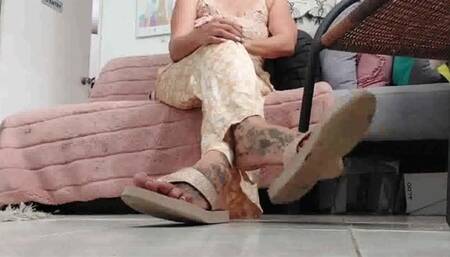 Avi Giantess unaware flip flop dangling shoeplay toe tapping