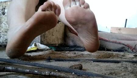 dirty bare feet 720*
