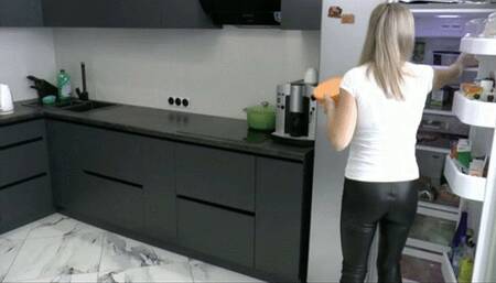 Farting while cleaning the fridge MP4 FULL HD 1080p