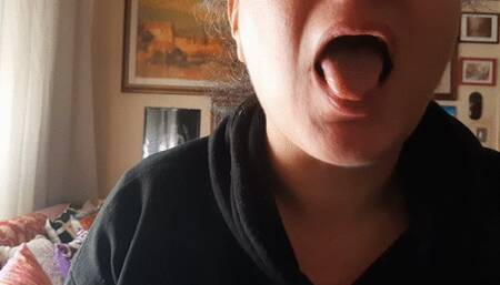 BIG GIANTESS MOUTH SWALLOWS TINY BEARS