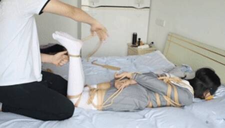 XY Bondage 126-White silk JK girl is tied to the bed by a rope