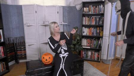 Dressed in Her Halloween Costume, Angelica Coralvine is Tied Up! 4K Video Version