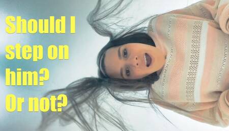 Should I Step on Him or Not? - Gigantic Andrea 720