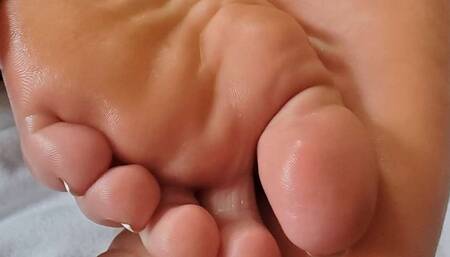 Size 13 meaty feet make me buss