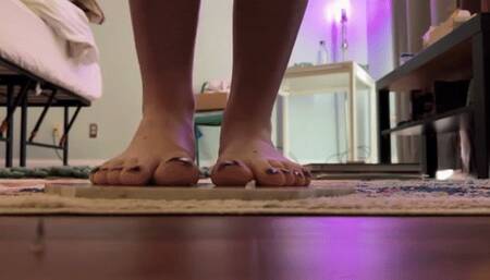 Giantess Cassie - Ignoring and Peeing on Tinies