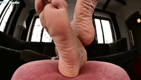 Goddess Six Foot Queen big bare soles! Inspection - MOV