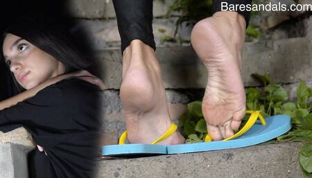 Alicia's standing flip flops shoeplay - Video update 13462 UHD 4K