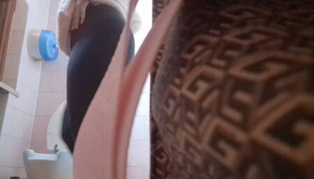 Peeing in a cold bathroom in a bar in Milan 1080HD