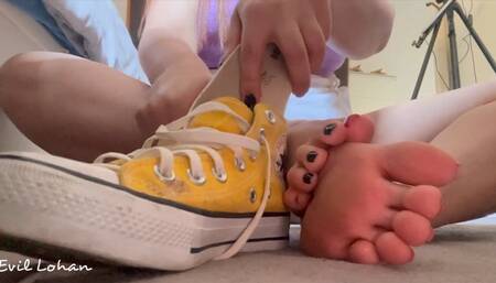 Evil Lohan - Crushing breads with sneakrs and soles (720)