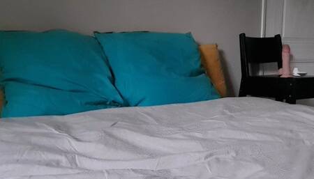 French - Chuuutttt , il est dans la pièce d à côté