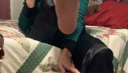 OILY PLAYFUL SOLES AND TOES