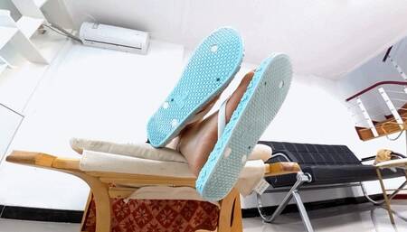 QQ Stool with 360 feet on top