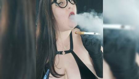 NickiPie smoking double Marbloro 100s