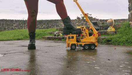 Mila - Massive toy destruction - Buffalo Plateau Boots (view02)