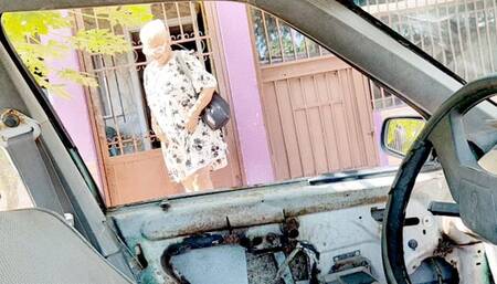 Diana Senior sexy cranking battle with pedal pumping on black heels