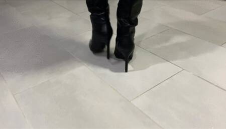 Kneel and kiss my boots... Goddess Kahina