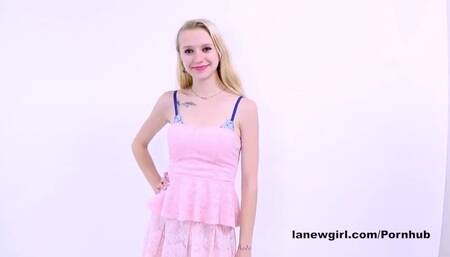 Easy-on-the-eyes treasure at casting trailer