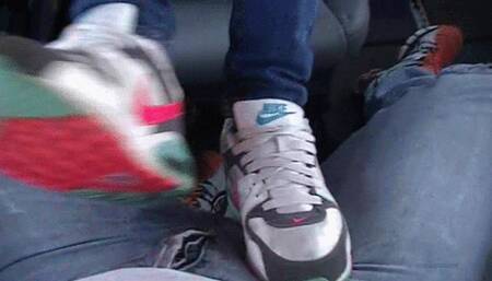 shoejob in car and happy end over her sweet Nike