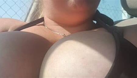 Risky pussy play in car