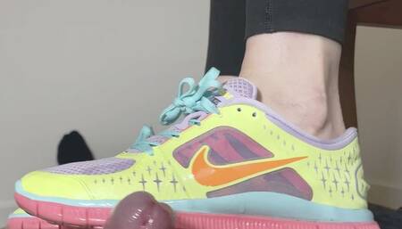 Shoejob with Nike Free, cum inside!