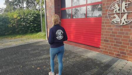 Freche Feuerwehr Praktikantin public gecreampied