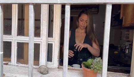 Karlotta goes shopping in her old car.