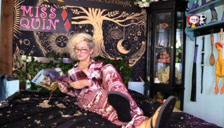 Geek GF footjob custom wmv