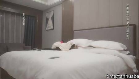 白嫩肌肤配上黑丝魅力无限