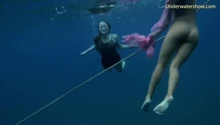 Underwater Show - babe action