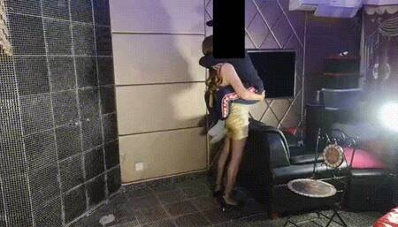 LUNA199_SHOULDER CARRY 2 GIRL FOR A MAN