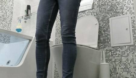 You sit on the toilet doing big things MP4 FULL HD 1080p