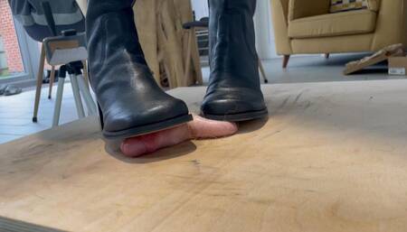 Schuh block heel bootjob on cocktable