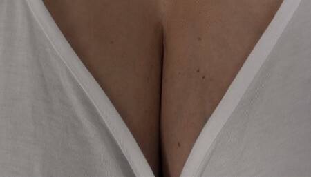 Jumping boobs in a jumpsuit (2021) (MP4)