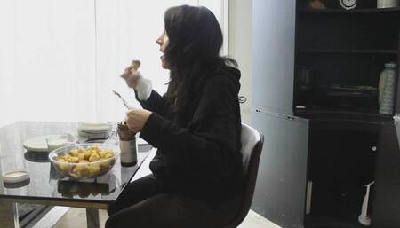 COOKIES N MILK FACESTUFFING BREAK