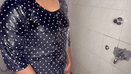 Teen Mallu Girl Bathing and Boobs Massage