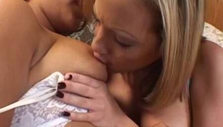 Lesbo Couple Kissing and Licking