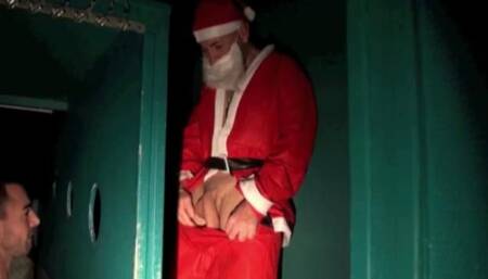 Santa Gets Head At The Glory Hole