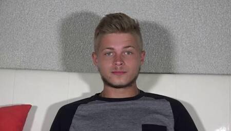 Brad Pitt Lookalike Crams His Own Ass