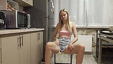 Sexy butt in denim shorts! MP4