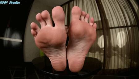 Blonde Bombshell 's BIG highly arched feet! - MOV