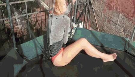 Stuck on the trampoline MP4 (1280*720) HD