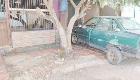 Shecamore Cranking Reversing and Test Driving the rusty Renault 21 --- Exterior view