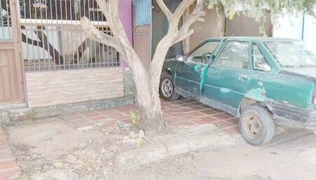 Shecamore Cranking Reversing and Test Driving the rusty Renault 21 -- Exterior view