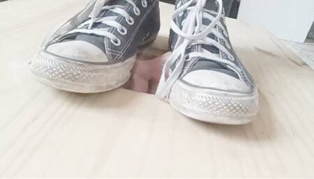 piétinement de la tête en converse, chaussette noir, pied nue