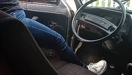 Barbara wants to warm up the car fiat 147